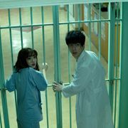 監禁された坂口健太郎&永野芽郁が決死の脱出!『仮面病棟』初映像