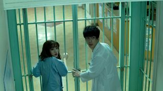 監禁された坂口健太郎&永野芽郁が決死の脱出!『仮面病棟』初映像