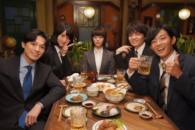 「同期のサクラ」より。5人の同期の記念写真