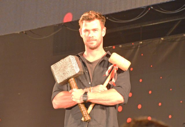 日本でムジョルニアを手にしたクリス・ヘムズワース
