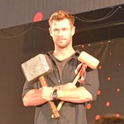 『マイティ・ソー』クリス・ヘムズワース、ムジョルニアで鏡開き!東京コミコンに降臨