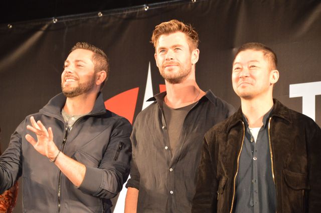 「東京コミコン2019」で再会を果たした浅野忠信、クリス・ヘムズワース、ザカリー・リーヴァイ
