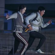 少女時代ユナ、絶体絶命!ロープでビルの間渡る衝撃シーン映像