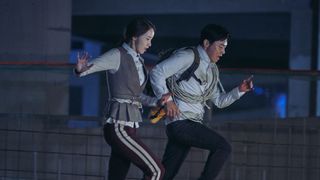少女時代ユナ、絶体絶命!ロープでビルの間渡る衝撃シーン映像