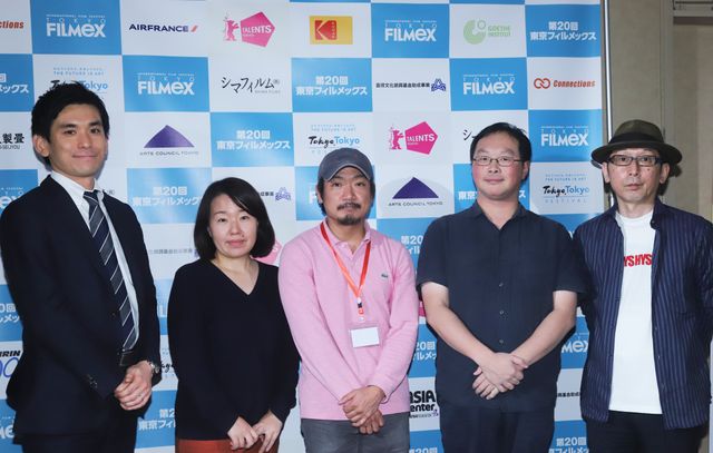 左から佐野正太郎(経産省コンテンツ課)、小泉朋(映画プロデューサー)、パク・ジョンボム(映画監督)、深田晃司(映画監督・独立映画鍋共同代表)、土屋豊(独立映画鍋共同代表)