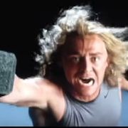 トム・ヒドルストン、自身のソー役オーディション映像を見せられ照れまくる