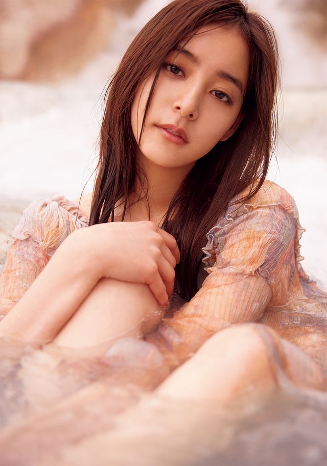 とにかく美人! 新木優子2nd写真集「honey」