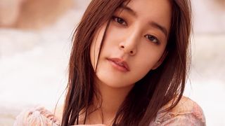 艶っぽい！水着の新木優子、写真集の新カット！