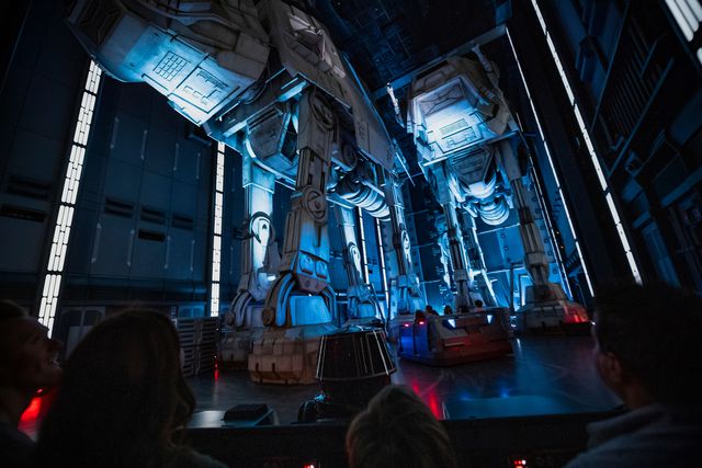 AT-ATの足元をかいくぐる! - 「スター・ウォーズ:ライズ・オブ・ザ・レジスタンス」より
