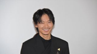 綾野剛、『影裏』ワールドプレミアで流ちょうな中国語 海南島国際映画祭で黄色い歓声