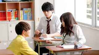 片寄涼太、橋本環奈にひざまずく!『0キス』まるでおとぎ話な本編映像