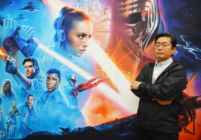 これが手描き!『スター・ウォーズ/スカイウォーカーの夜明け』看板と北原邦明さん