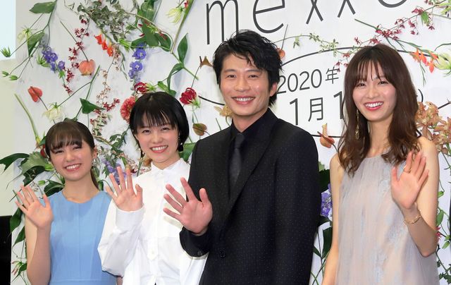 左から松木エレナ、志田彩良、田中圭、岡崎紗絵