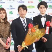 『蜜蜂と遠雷』報知映画賞作品賞&新人賞!鈴鹿央士が愛嬌たっぷりのスピーチ