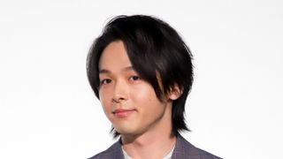 中村倫也、神木隆之介&浜辺美波からのベタ褒めに照れ