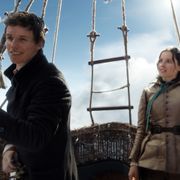 守ってあげたい…!エディ・レッドメイン、驚異の気球アドベンチャー映画で“お姫様ポジ”に