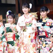 飯豊まりえ、浅川梨奈ら美女13人が晴れ着で美の競演!