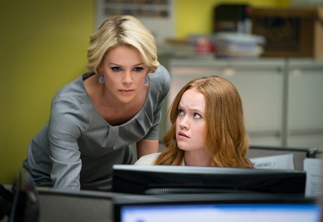 『スキャンダル』より。左がシャーリーズ・セロン演じる元FOXキャスターのメーガン・ケリー