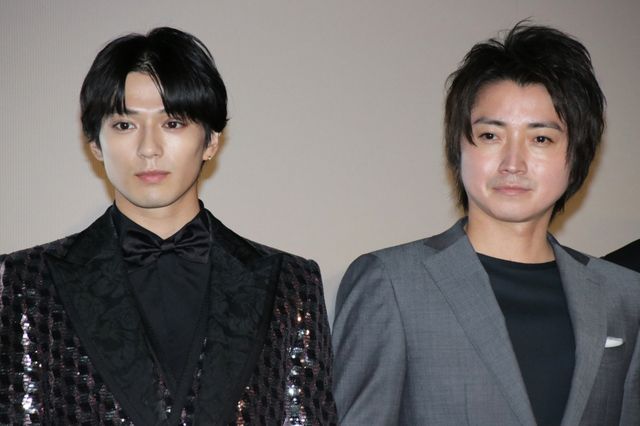 キラキラ衣装の新田真剣佑と主演の藤原竜也