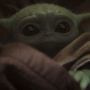 “ベビーヨーダ”で話題沸騰!SW「マンダロリアン」謎キャラ捉えた場面写真公開