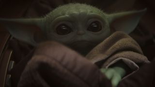 “ベビーヨーダ”で話題沸騰!SW「マンダロリアン」謎キャラ捉えた場面写真公開