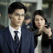 岩田剛典、メガネ&七三分け!天才捜査官役でイメチェン