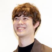 宮沢氷魚、父の母校を訪問 大学時代の思い出にしみじみ