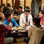 吉沢亮、泥酔してオタクに馬乗り!?『一度死んでみた』衝撃映像