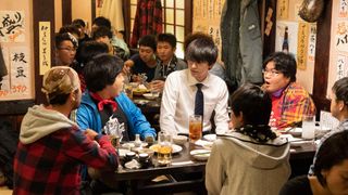 吉沢亮、泥酔してオタクに馬乗り!?『一度死んでみた』衝撃映像