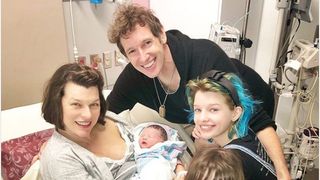 ミラ・ジョヴォヴィッチ44歳、第3子を無事出産！