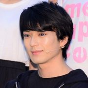 新田真剣佑、初主演舞台で完璧な殺陣を披露!
