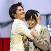 片寄涼太、吉野北人をハグ!理想のバレンタイン実演