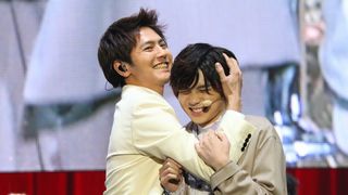 片寄涼太、吉野北人をハグ!理想のバレンタイン実演