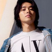 山崎賢人、アルマーニに身をつつんだクールなビジュアル!