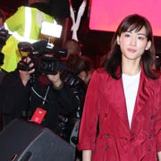 綾瀬はるか、艶やかな赤の装いでNYタイムズスクエアイベントに登場