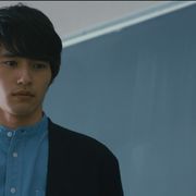 岡田健史、教師役で教壇に!映画初出演作『弥生、三月』場面カット