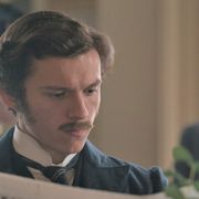 トムホ、もみあげ&ひげ姿もキュート!カンバーバッチと共演作『エジソンズ・ゲーム』場面カット