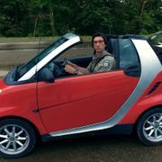 愛され俳優アダム・ドライヴァー、コンパクトカーとのギャップがシュール!