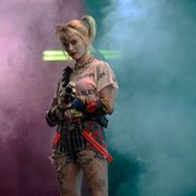 男たちをボッコボコ!ハーレイ・クインのローラースケートアクション公開