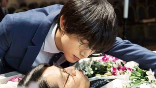 吉沢亮&堤真一、キス寸前?『一度死んでみた』場面写真
