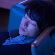 中村倫也のキュートな寝顔!『水曜日が消えた』場面カット