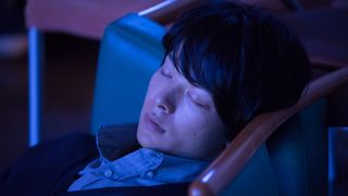 中村倫也のキュートな寝顔！『水曜日が消えた』場面カット