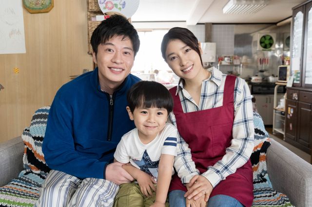 土屋太鳳、田中圭と初の夫婦役　『ヒノマルソウル』親子3ショット公開