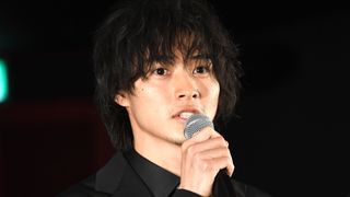 山崎賢人、ポン・ジュノ監督からの称賛に破顔！