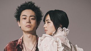 菅田将暉&小松菜奈が手をつなぎ…モードな密着ショット