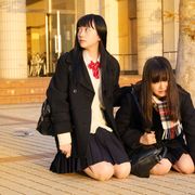 松井愛莉&清原果耶、姉妹役で共演!制服ショットが公開
