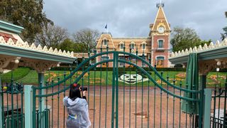 米ディズニー、新型コロナと戦う病院へマスク10万枚以上寄付