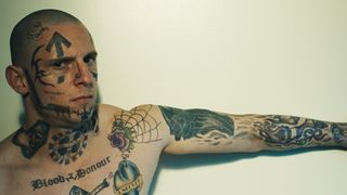 壮絶な顔面タトゥー除去手術を受けた男の実話…痛すぎる映像公開