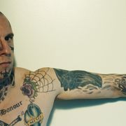 壮絶な顔面タトゥー除去手術を受けた男の実話…『SKIN/スキン』公開延期
