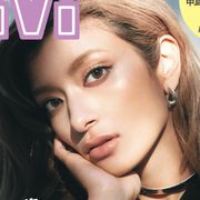 ローラ、LA自宅で雑誌の表紙撮影 私服&セルフメイクで登場